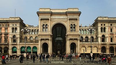 Nuevo ataque turístico en Italia: vandalizan la Galería de Vittorio Emmanuele de Milán