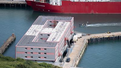 Reino Unido comienza a alojar a solicitantes de asilo en el buque 'Bibby Stockholm'