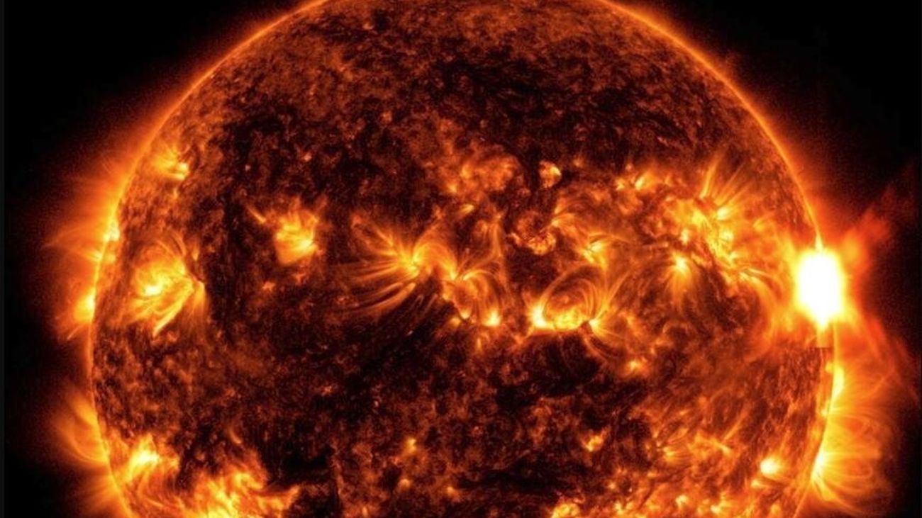 El Observatorio de Dinámica Solar de la NASA capturó esta imagen de una llamarada solar, como se ve en el destello brillante de la derecha, el 5 de agosto de 2023.