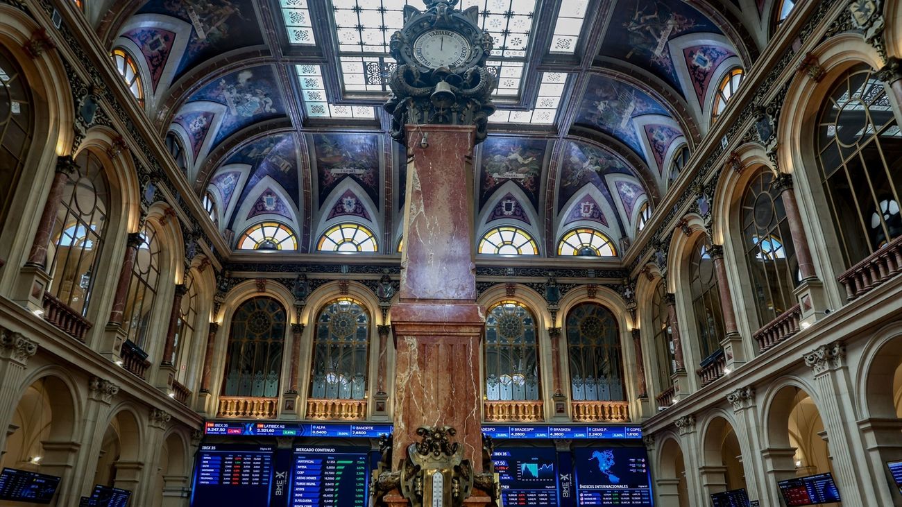 Paneles muestran los índices bursátiles en el interior del Palacio de la Bolsa