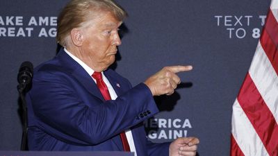 Trump reaparece y bromea por sus buenos resultados en los sondeos pese a estar imputado