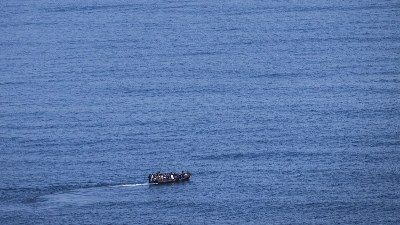 Una embarcación con migrantes se dirige a la isla de Lampedusa