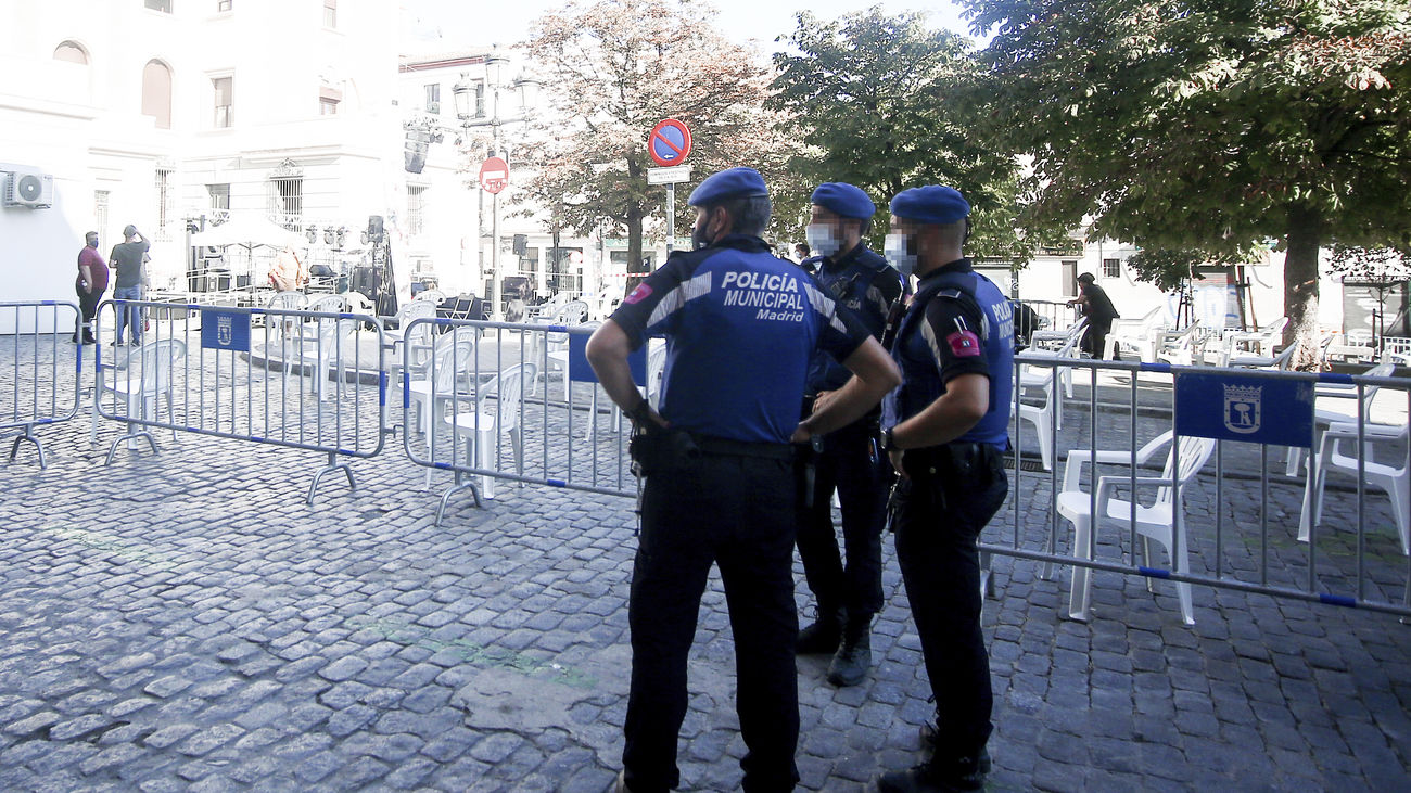 Varios policías municipales vigilan las fiestas patronales de Madrid