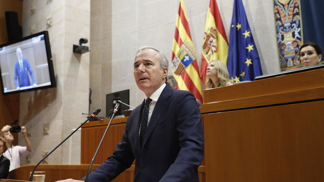 Azcón abre su discurso de investidura con una condena a los últimos crímenes machistas, sin el aplauso de Vox