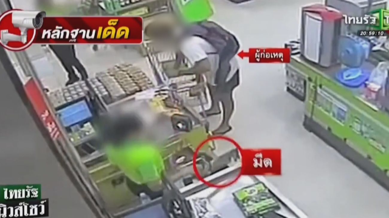 Una cámara de seguridad recoge cómo Daniel Sancho compró un cuchillo de grandes dimensiones en un supermercado