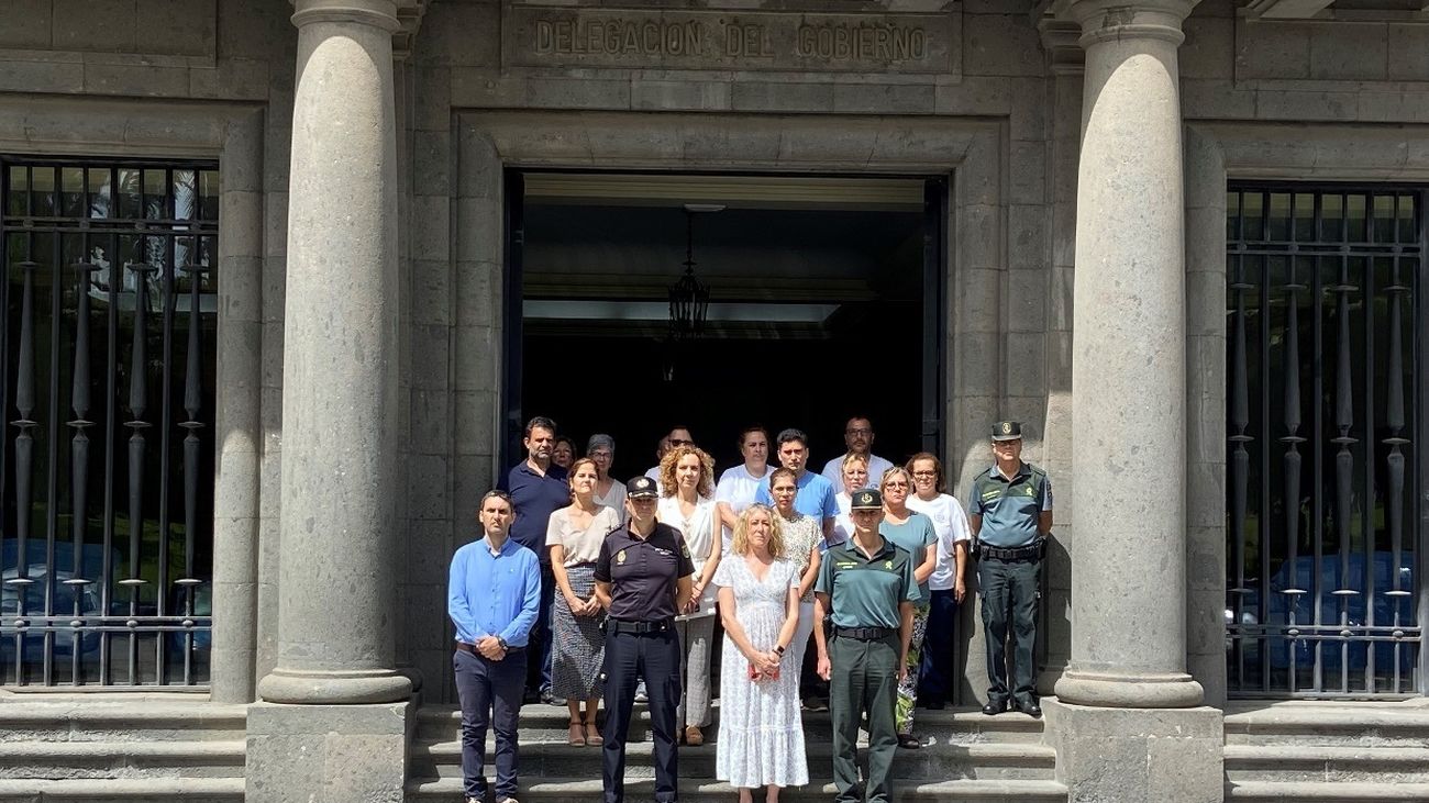 La Delegación del Gobierno en Canarias guarda un minuto de silencio tras el asesinato de una mujer de 91 años