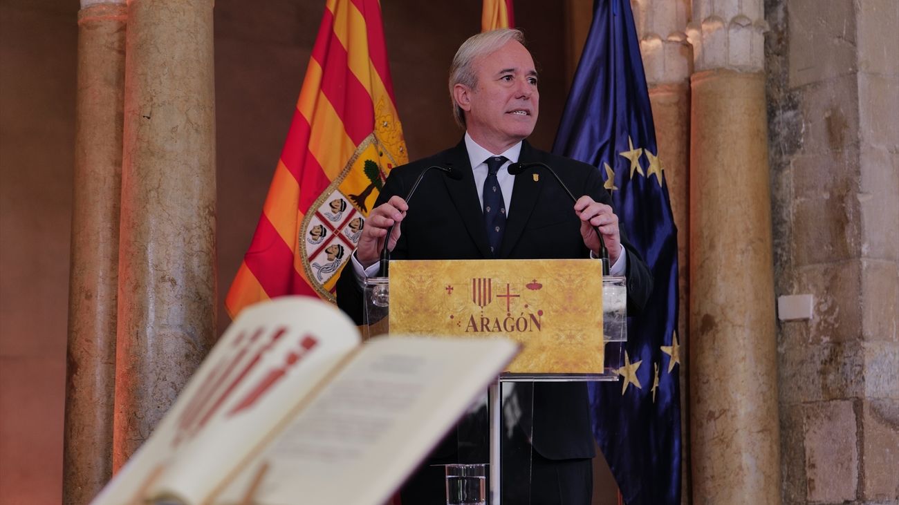 El nuevo presidente de Aragón, Jorge Azcón, da un discurso durante su toma posesión de su cargo