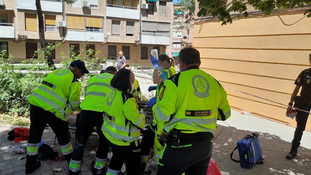 Un hombre herido grave tras recibir múltiples puñaladas en una pelea en Usera
