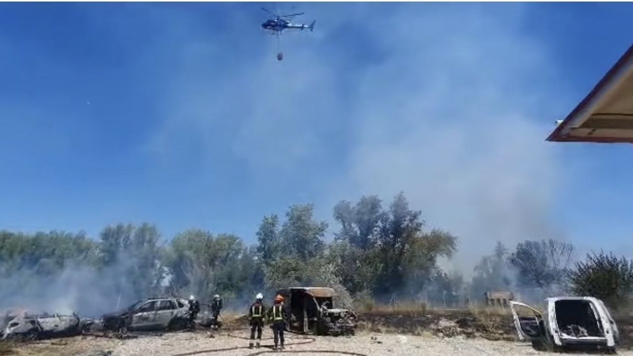 Un incendio calcina un vivero y 11 vehículos  en Talamanca del Jarama