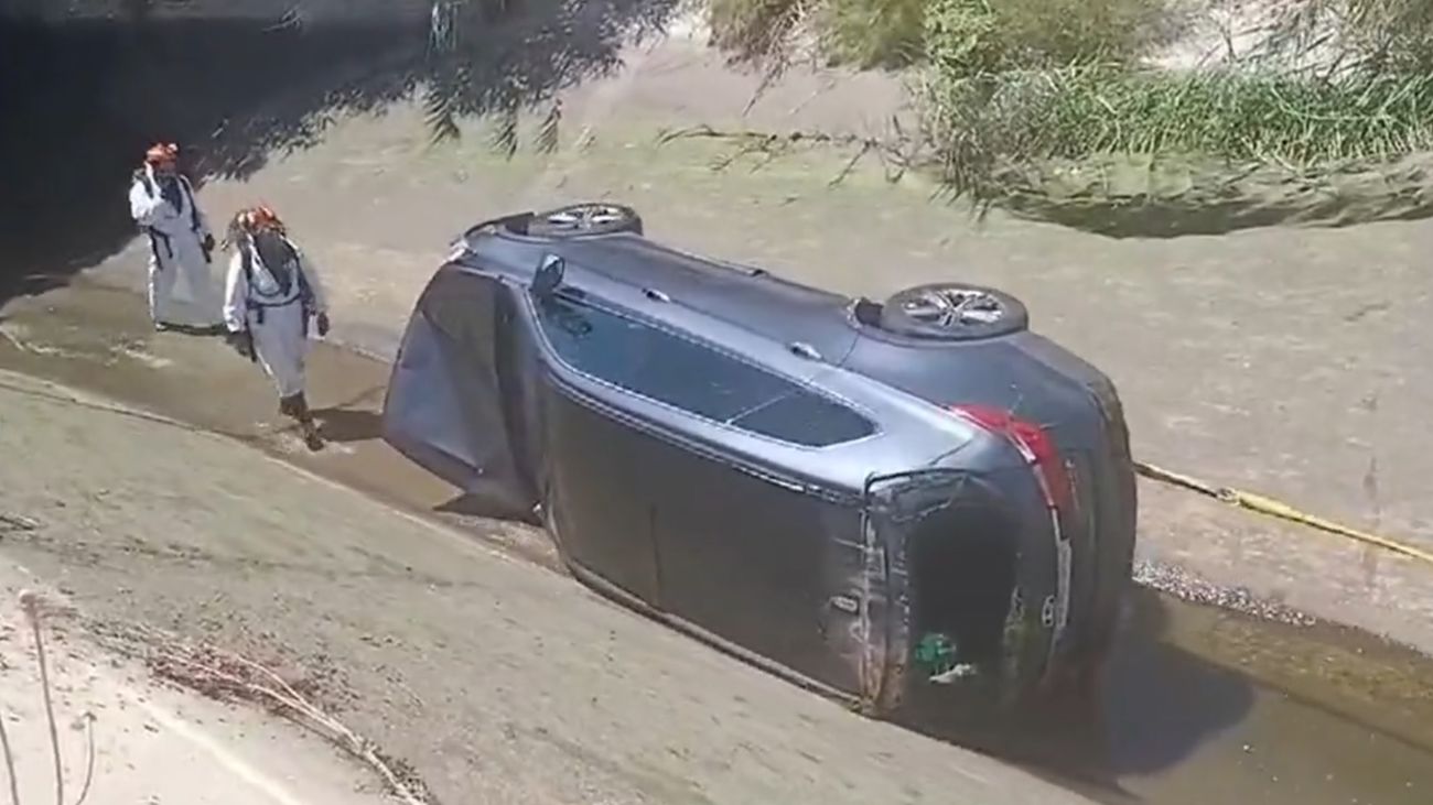 Un coche cae a una acequia en San Martín de la Vega y queda atrapado en un túnel