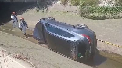 Un coche cae a una acequia en San Martín de la Vega quedando atrapado tras una persecución policial