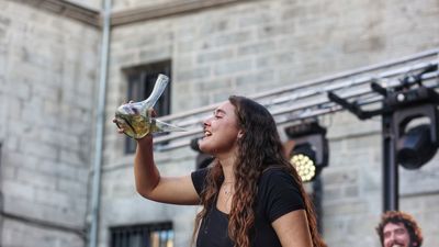 El concurso de ‘beber en porrón’ pone a prueba a madrileños y visitantes