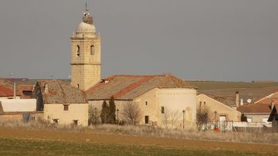 Varios medios trabajan en la extinción de un fuego activo en Encinillas, Segovia