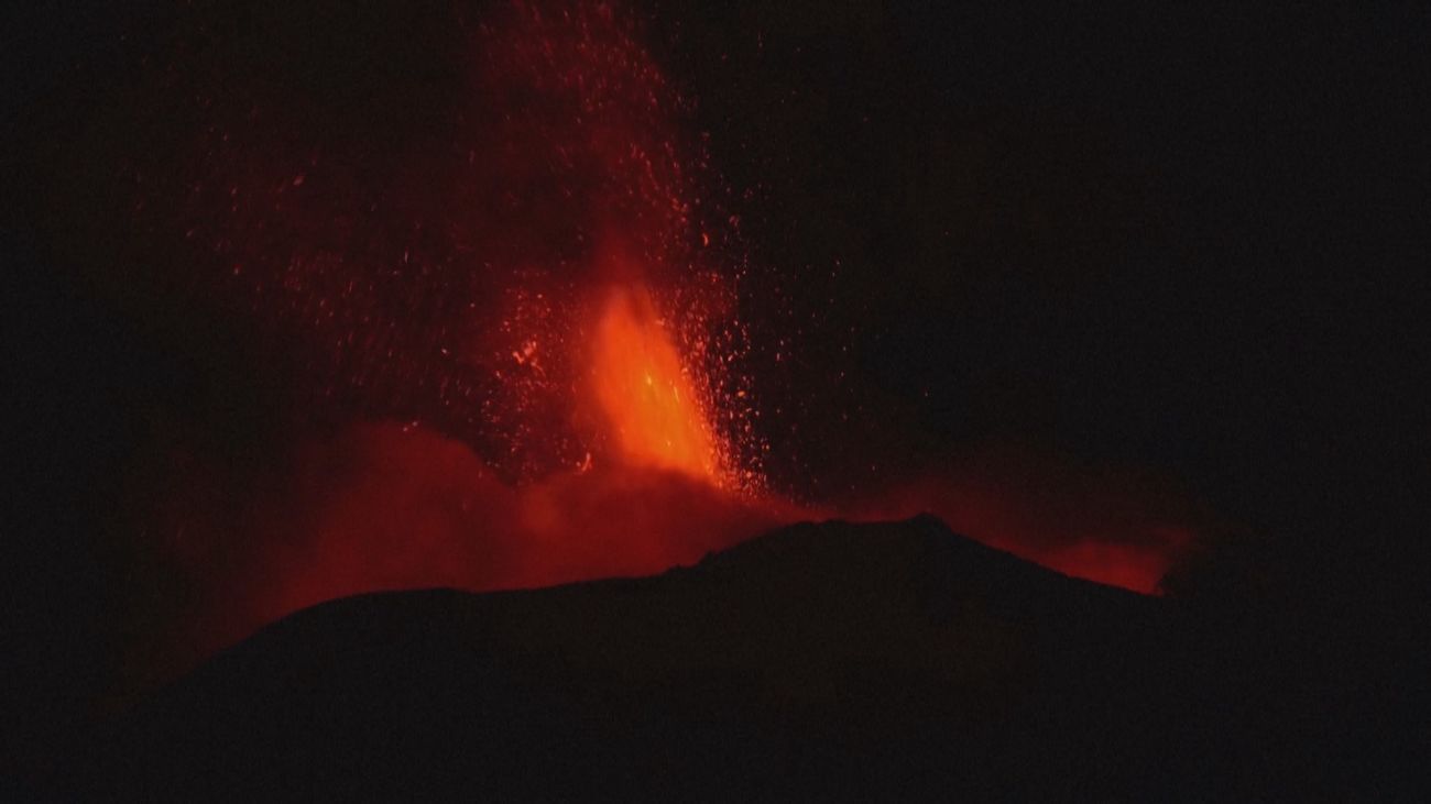 El volcán Etna registra una nueva erupción y obliga a cerrar el aeropuerto de Catania