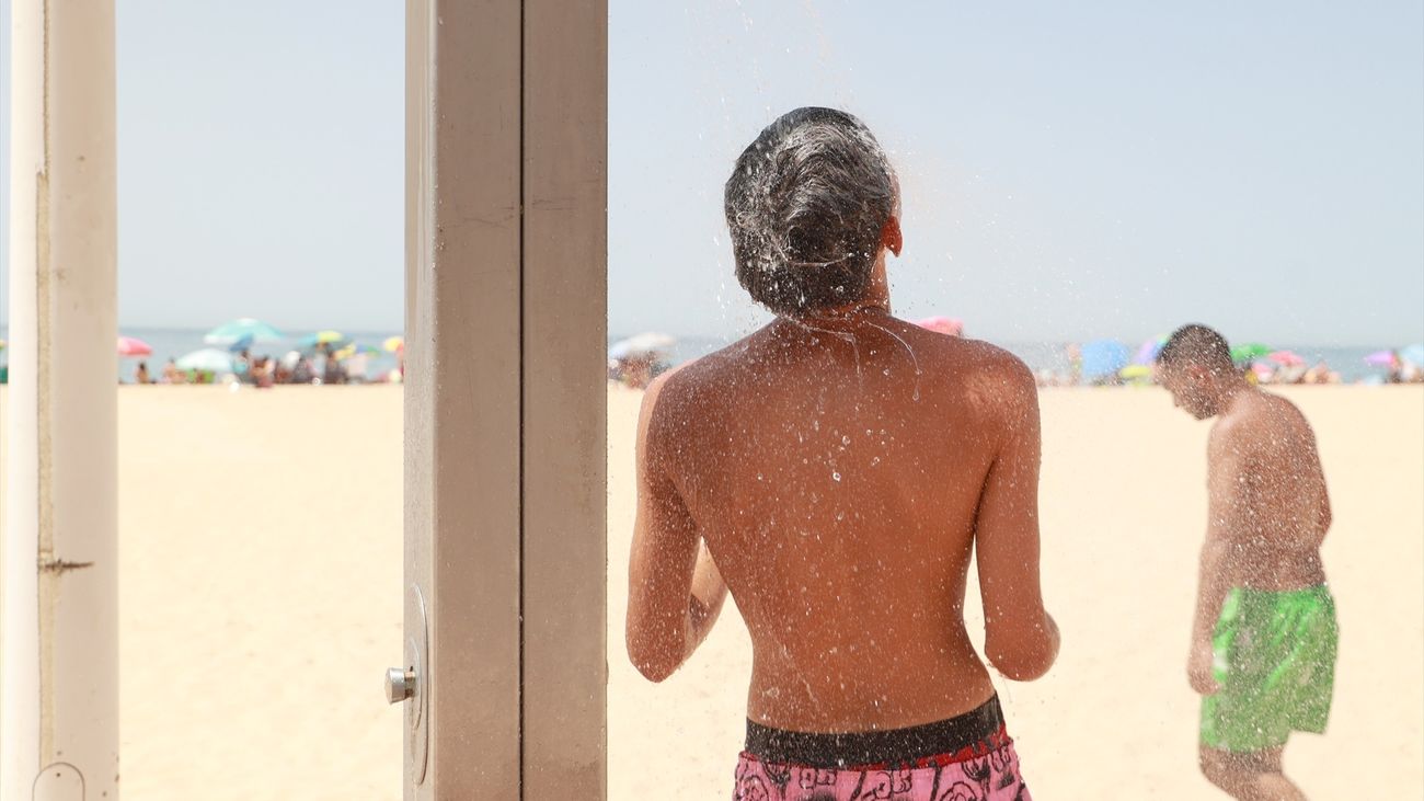 Cádiz corta el agua de las duchas en sus playas por la sequía