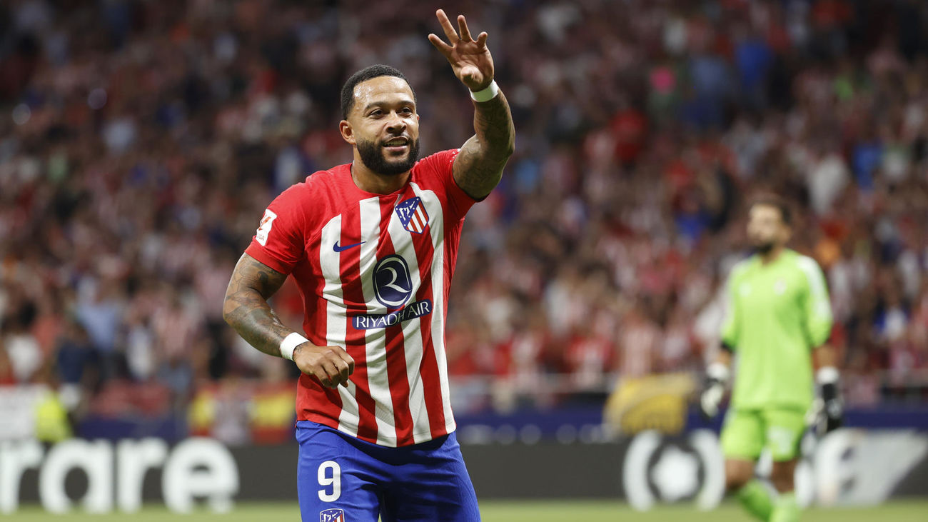 El delantero del Atlético de Madrid Memphis Depay celebra tras marcar el segundo gol ante el Granada