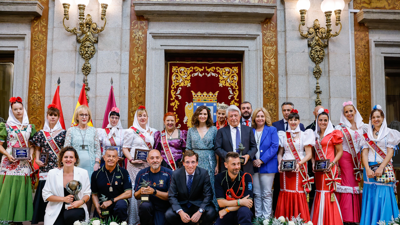 El Atlético de Madrid Femenino y dos bomberos jubilados, 'Palomas de Bronce'