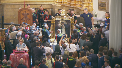Así ha sido la bajada del cuadro de la Virgen de la Paloma