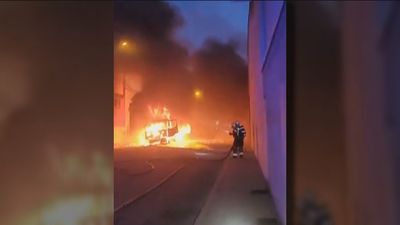 Los bomberos de Fuenlabrada extinguen el incendio de un camión entre explosiones