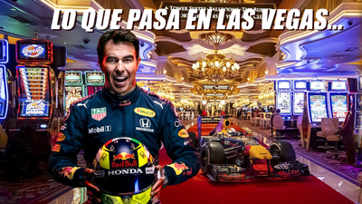 Checo Pérez aparca su monoplaza en el tejado del Caesars Palace de Las Vegas