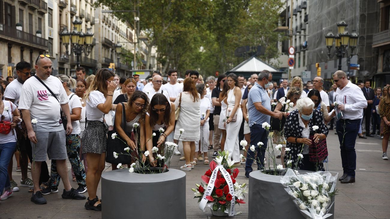 Familiares depositan flores durante el homenaje a las víctimas del atentado del 17 de agosto 2022, en La Rambla, en Barcelona, Cataluña (España).
