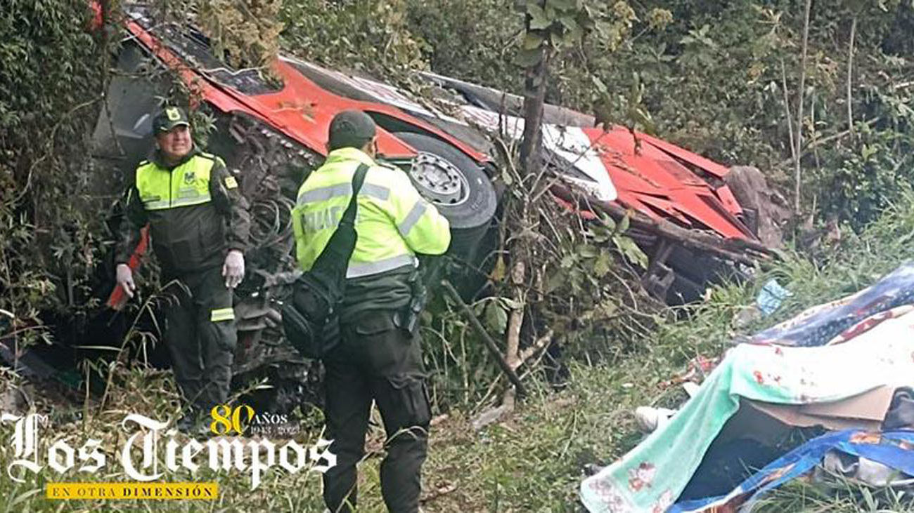 Al menos 20 muertos en un accidente de tráfico de un ómnibus en Bolivia