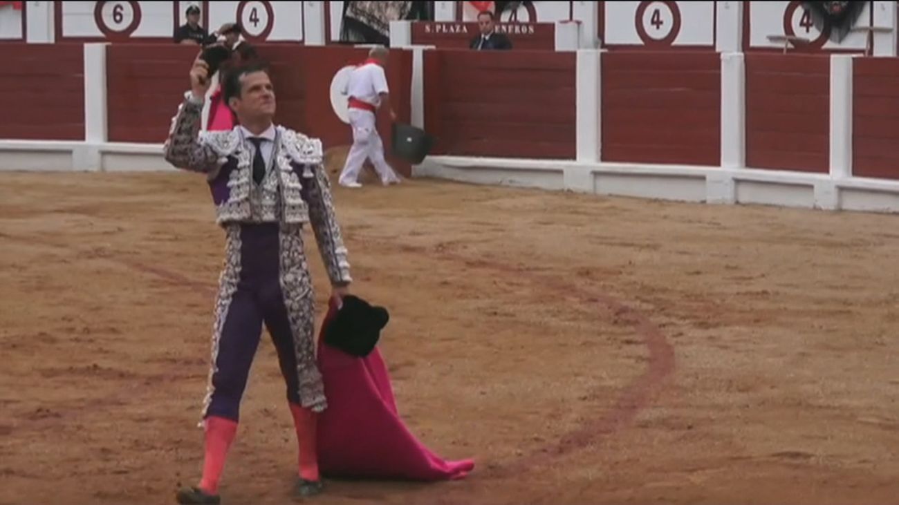 El Juli se despide de Gijón por la Puerta Grande: ocho orejas y un rabo