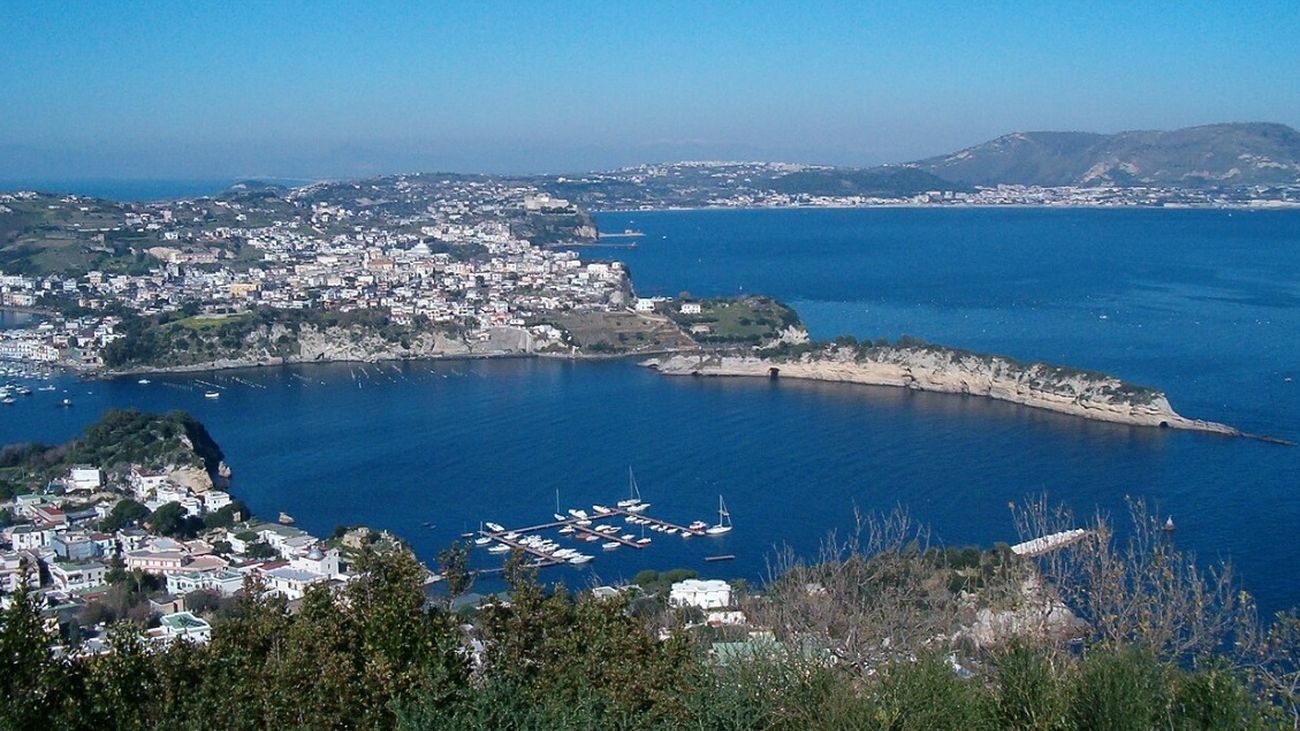 Los habitantes de Nápoles, atemorizados tras varios terremotos durante la madrugada