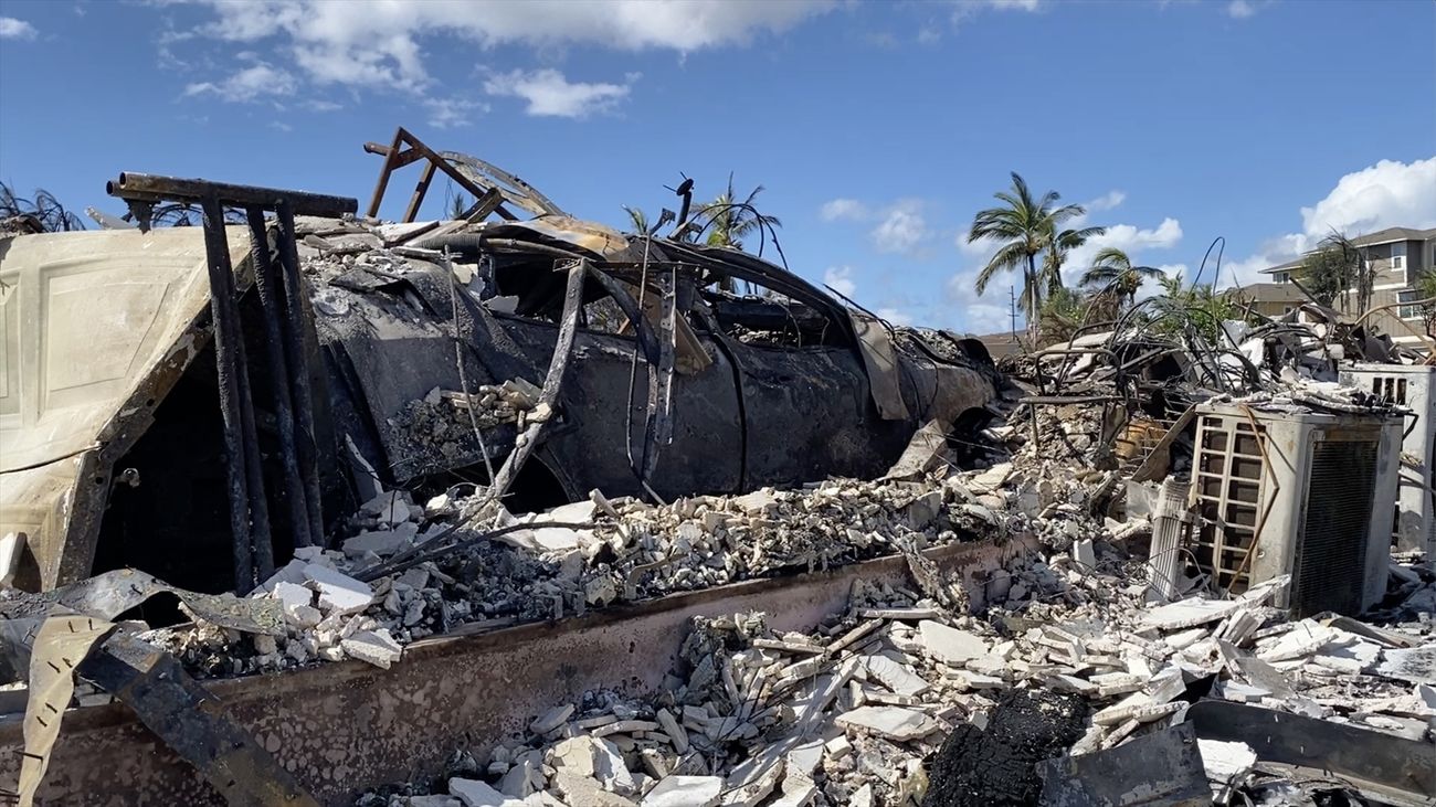 Vehículos destrozados por las llamas en Lahaina, isla de Maui, Hawái