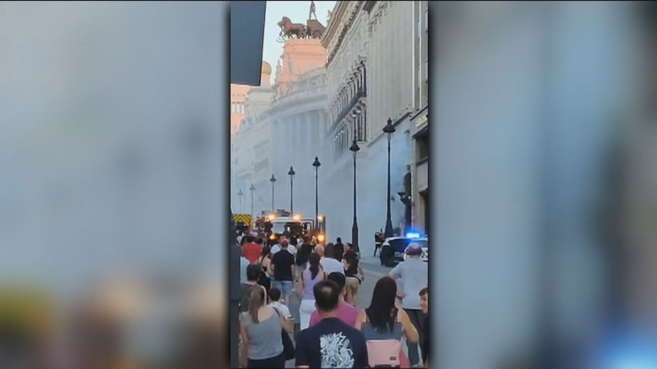 Susto en la calle de Alcalá por un incendio en el complejo Canalejas