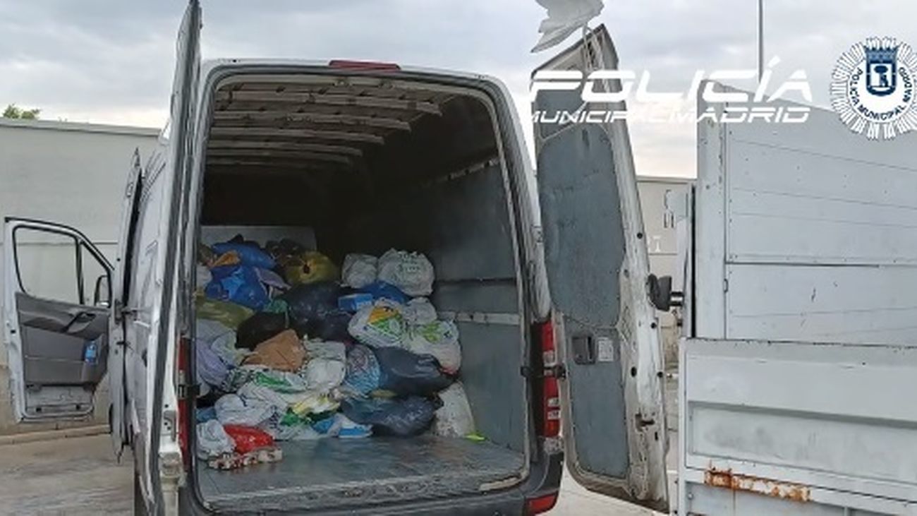 El dueño de una empresa textil, entre los detenidos por robar ropa de contenedores en Madrid