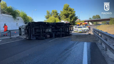 Un herido leve tras volcar un camión de la basura en la M-30