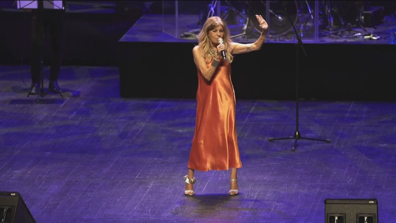 Jeanette llena de nostalgia al público de El Escorial