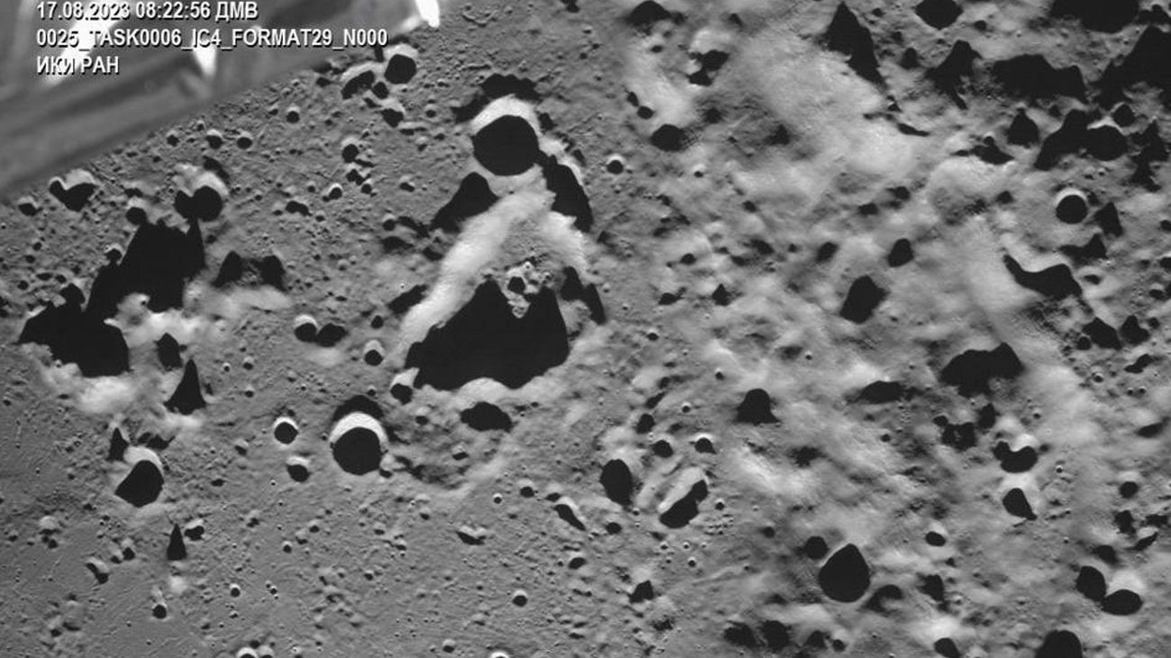Vista de la foto difundida por la agencia espacial rusa Roscosmos enviada por la sonda Luna-25. que contiene una imagen del cráter Zeeman