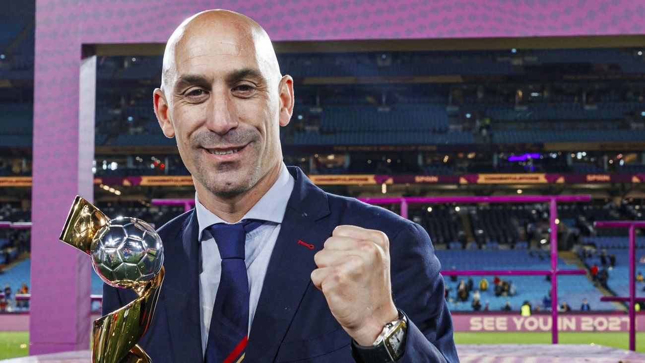 Organizaciones feministas tachan de "abuso" el beso de Rubiales a Hermoso