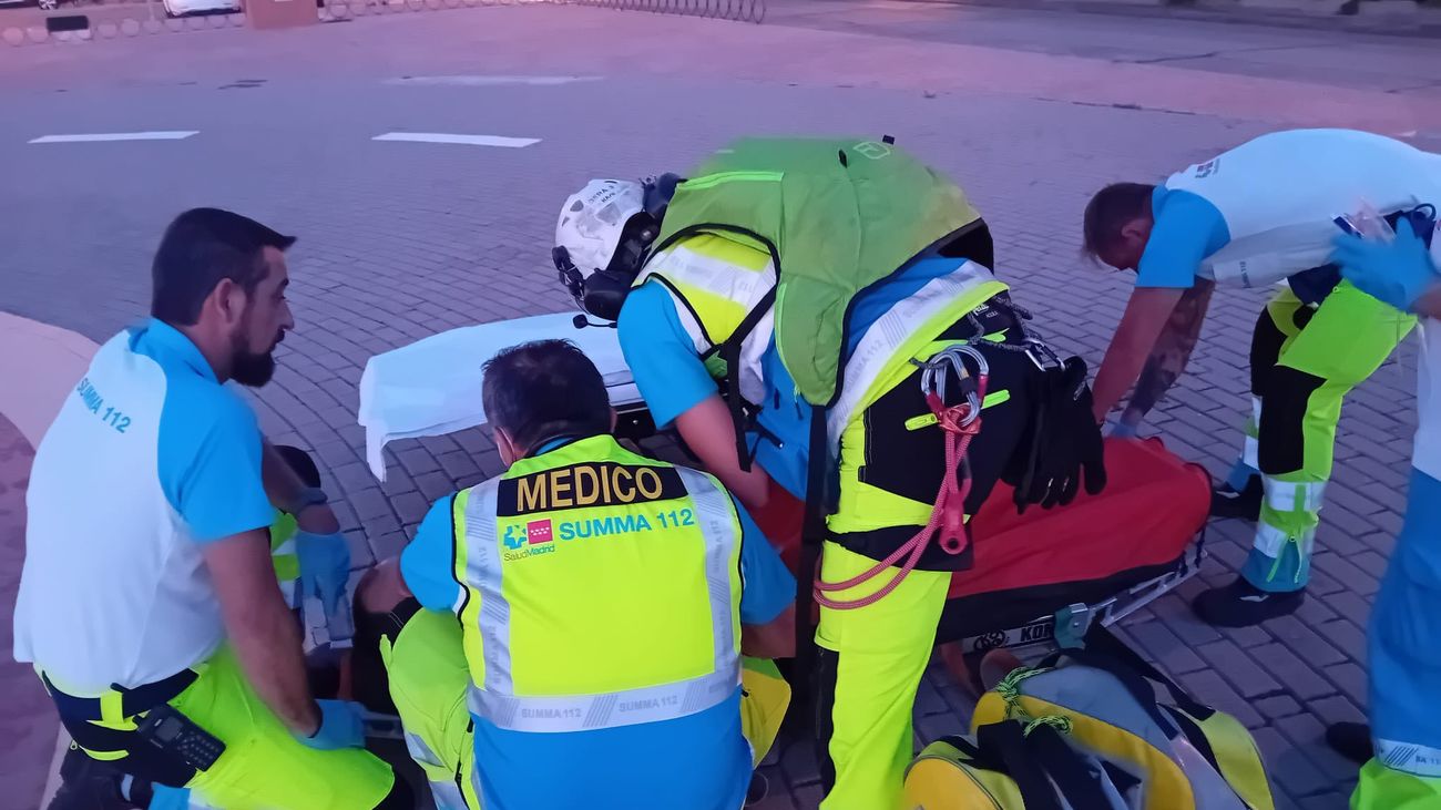 Efectivos del SUMMA 112 atendiendo al herido