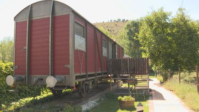 El vagón de Baides, un alojamiento de lujo dentro de una estación de tren