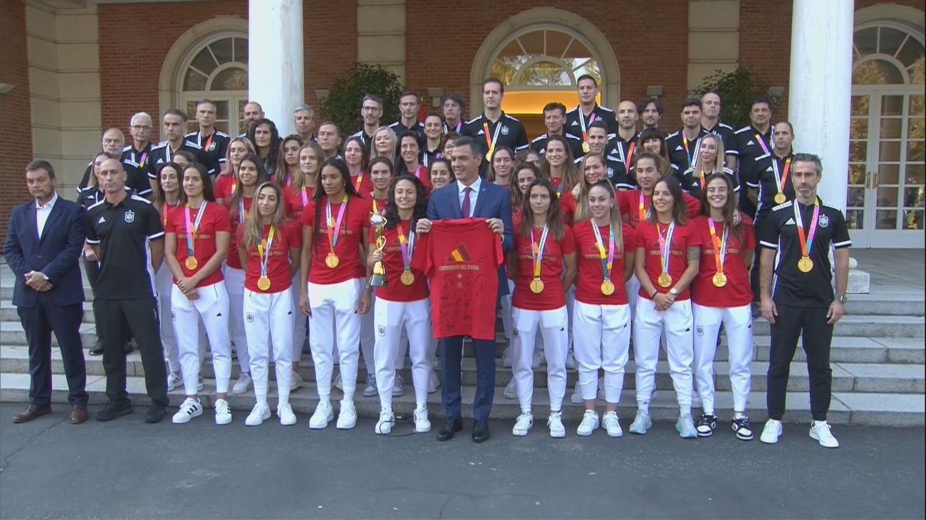 Sánchez recibe en La Moncloa a la Selección española femenina