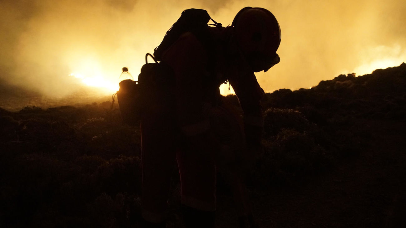 El incendio de Tenerife sigue sin control y ya calcina casi 15.000 hectáreas