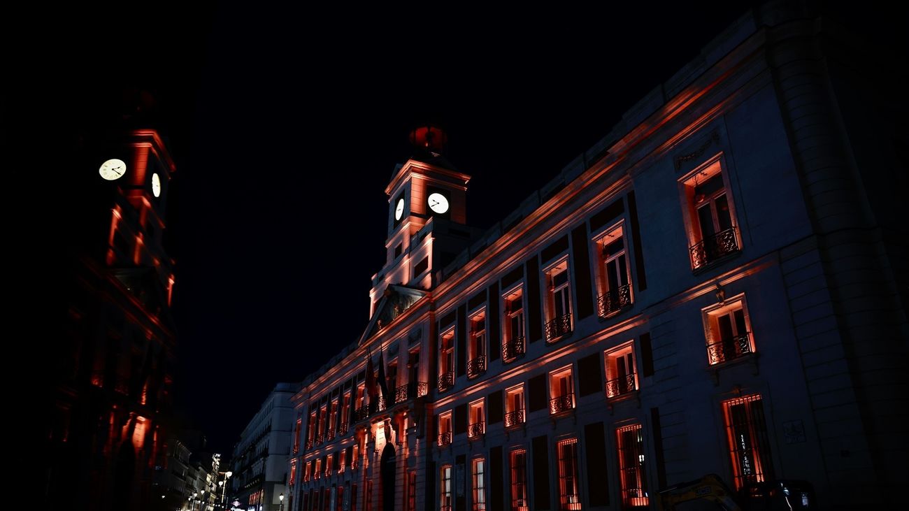 La Comunidad ilumina la Real Casa de Correos con el color naranja para dar visibilidad al Síndrome DYRK 1A
