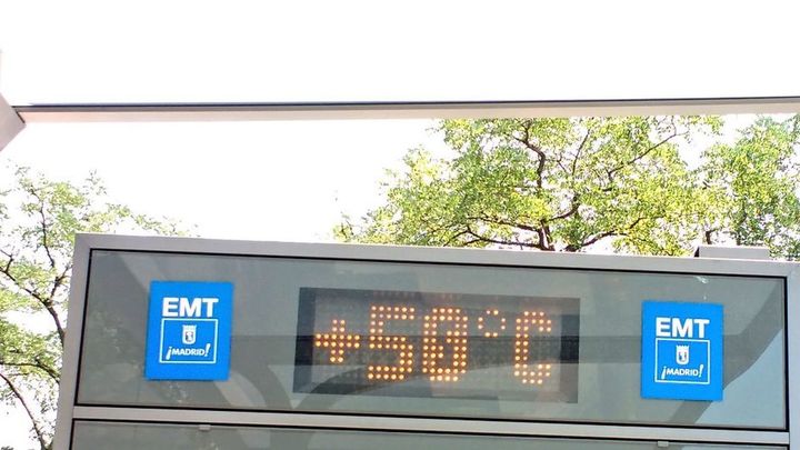 Marquesina de la EMT marcando 50º / EUROPAPRESS