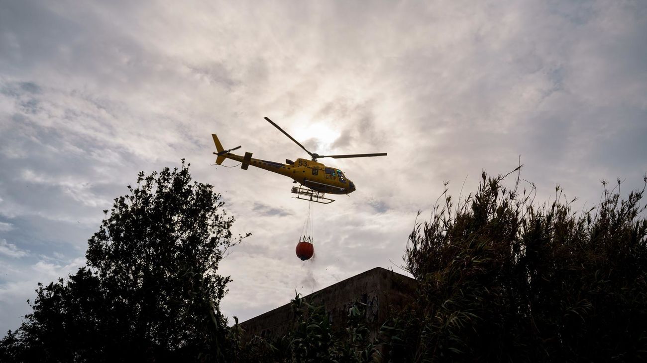 Un helicóptero antiincendios durante las tereas de extinción en Tenerife