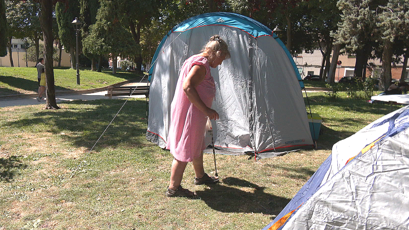 Los desalojados del bloque La Dignidad en Móstoles acampan en busca de alternativas