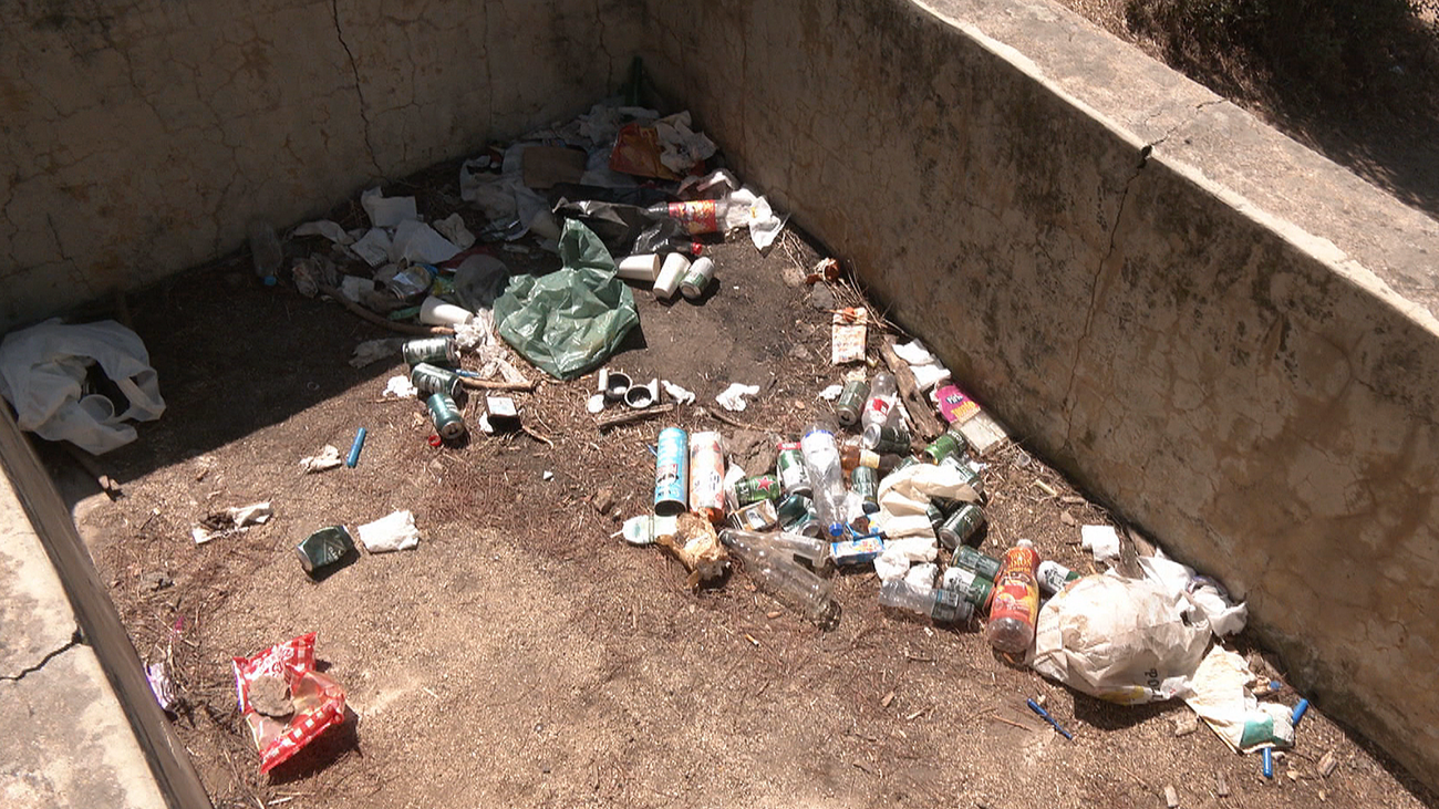 Madrileños y turistas bañan de basura el pantano de San Juan