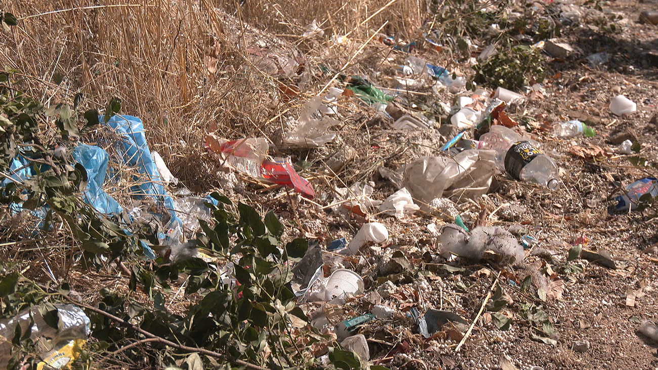 Un solar de Puente de Vallecas se convierte en un auténtico vertedero