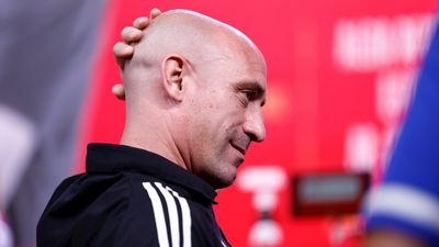 Rubiales habló con Messi y Piqué para negociar con la UEFA el desvío de fondos para jugadores
