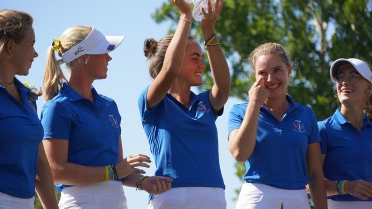 Andrea Revuelta levanta el trofeo