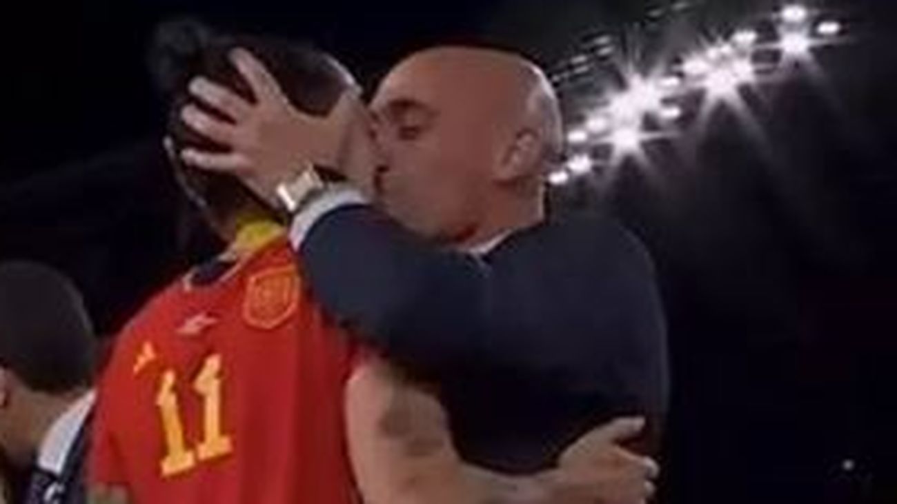 Un hermano y una amiga de Hermoso ratifican presiones para justificar el beso de Rubiales