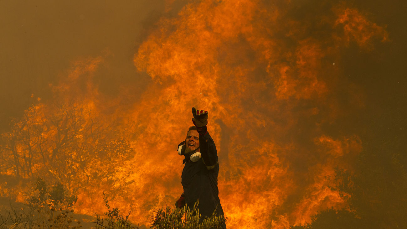 Sigue el alto riesgo de incendios en Grecia, con más de 40.000 hectáreas quemadas ya