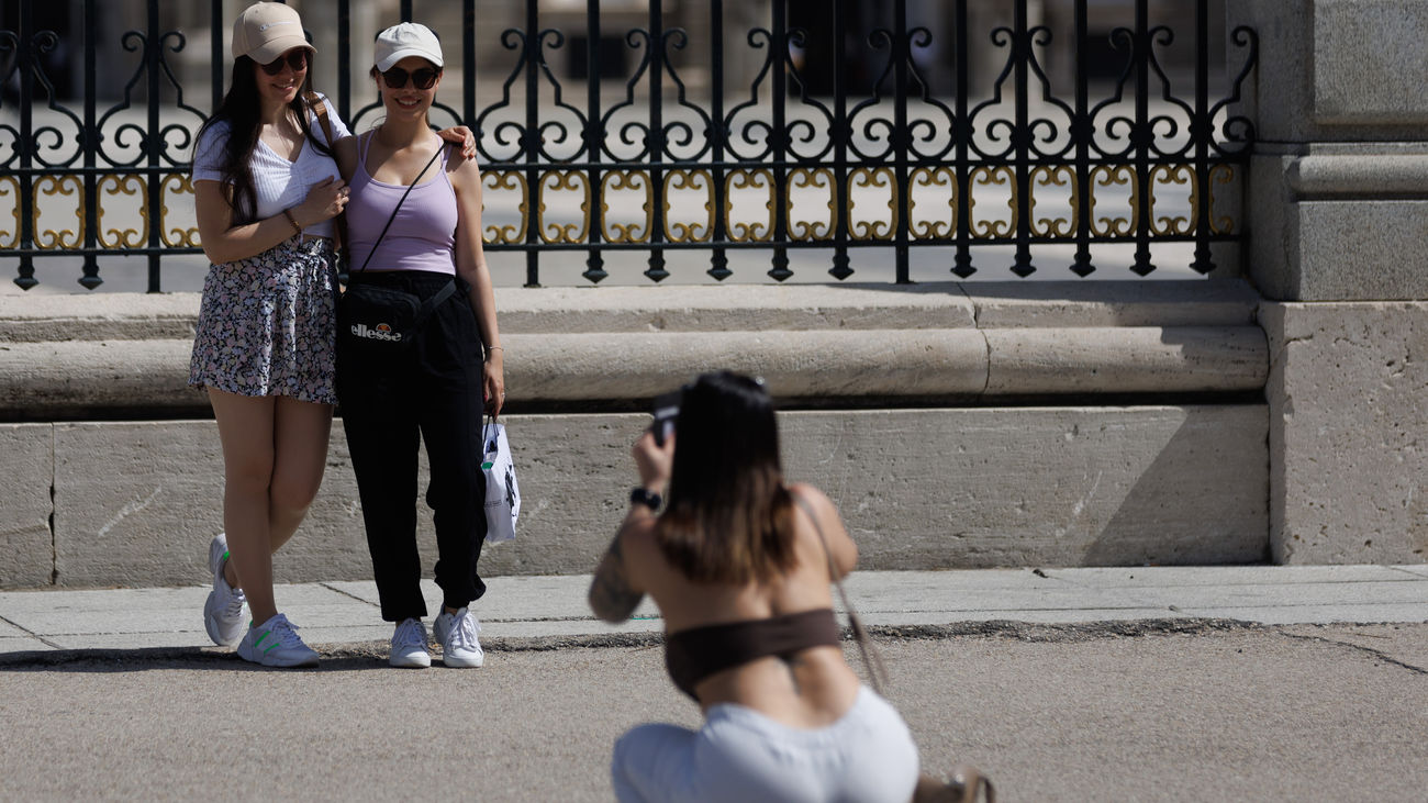 Turistas toman fotografías frente al Palacio Real de Madrid